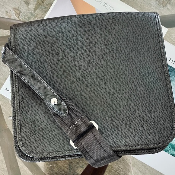 Authentic Louis Vuitton Taiga Brown Crossbody/Messanger Bag - Picture 5 of 9